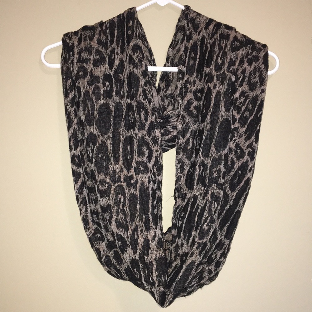 5/$15 😍 Super Soft Leopard Print Scarf 🐆